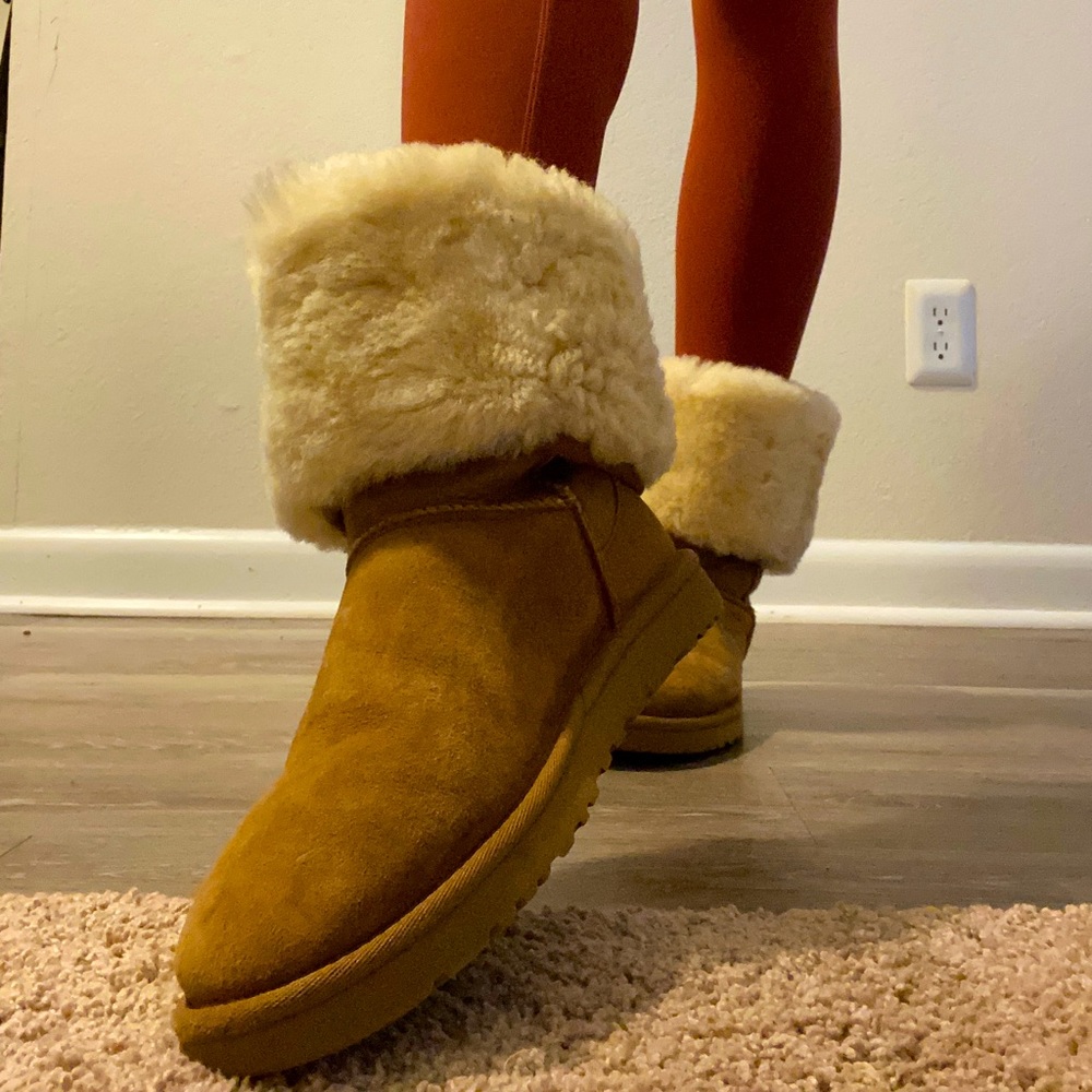CHESTNUT UGGS - BARELY USED